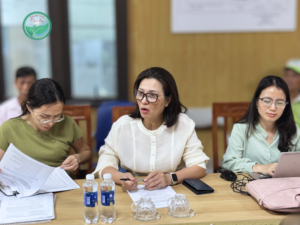 Bà Nguyễn Thị Hoàng Yến làm việc với HTX Rau quả sạch Chúc Sơn